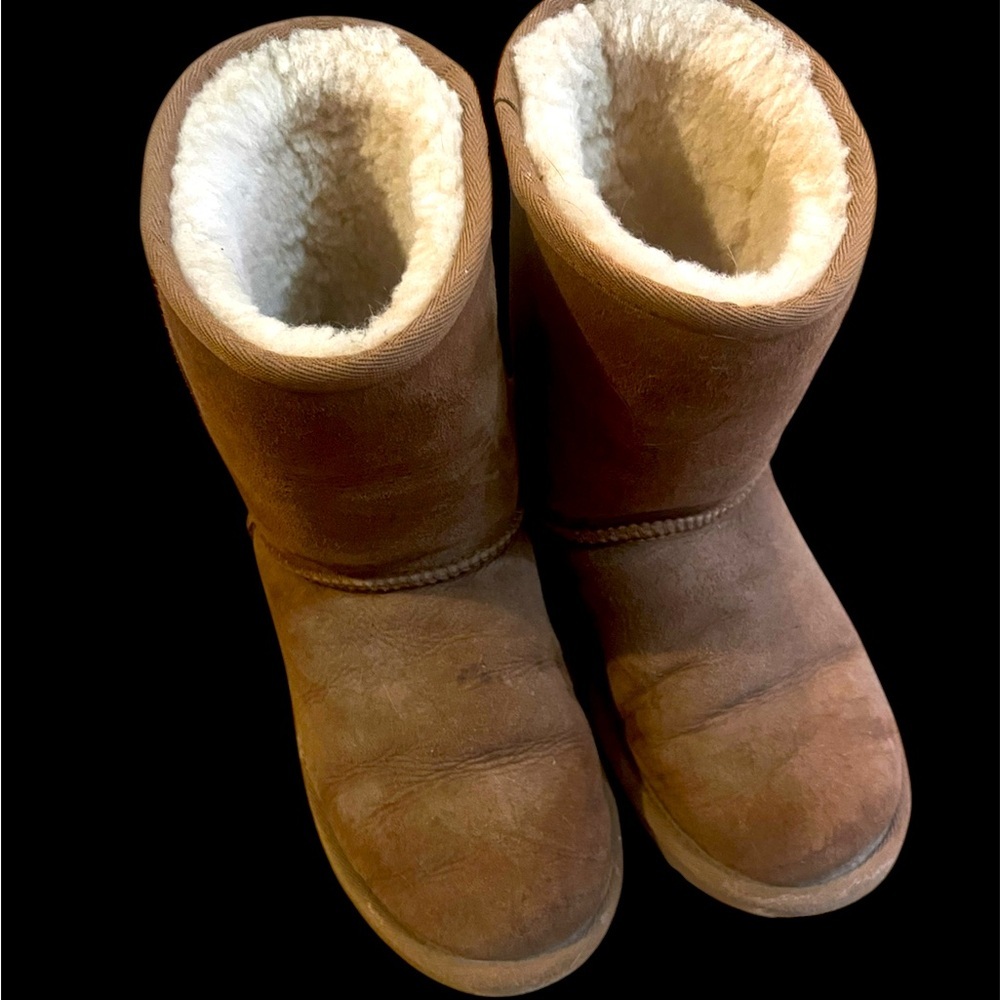 Ugg • Classic Short II • Size 5